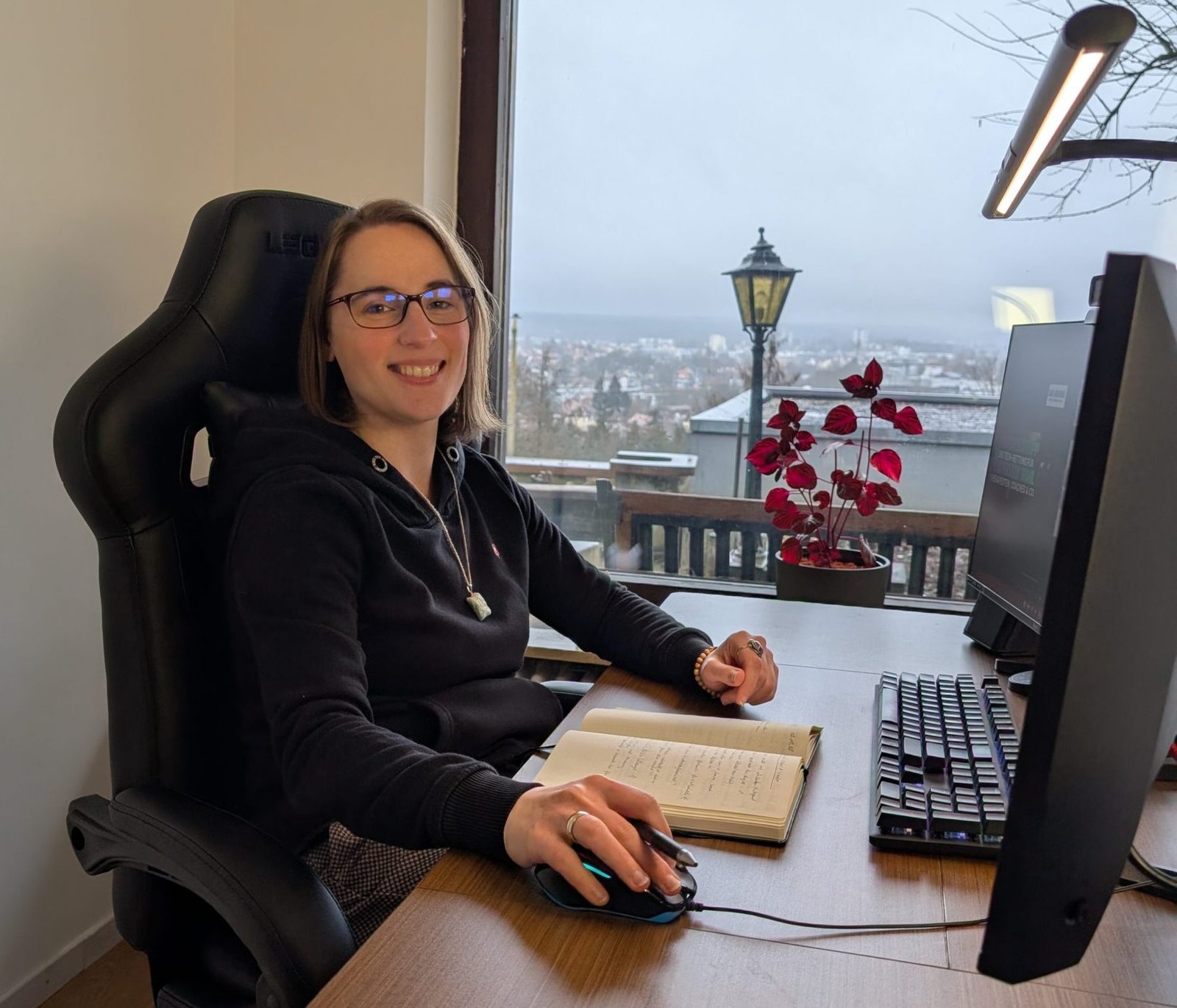 Anja am Schreibtisch